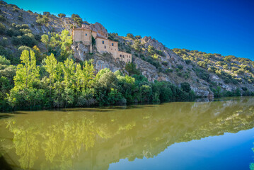 Fototapeta na wymiar San Saturio en el rio Duero a su paso por Soria España,