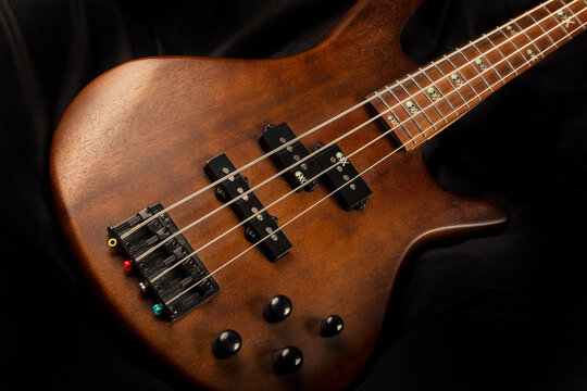 Basse guitare électrique détail corps en bois et décor tête de mort - Powered by Adobe