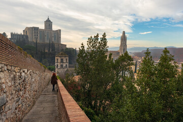Spectacular images of the wall of Girona and its great monuments.