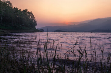 Obraz premium beautiful lake view during sunset, shot from Wayanad Banasura Dam 