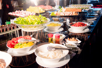 Dinner buffet At parties or banquets, there are vegetable salads, fruits and desserts.