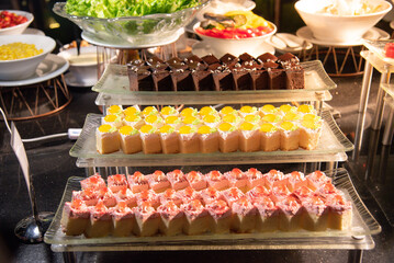 Dinner buffet At parties or banquets, there are desserts or cakes.