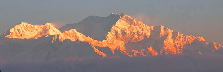 majestueuze besneeuwde Himalaya en berg kangchenjunga tijdens zonsopgang van lepcha jagat in de buurt van darjeeling in west-bengal, india