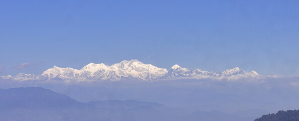 schneebedeckter himalaya und schlafende buddhakette (mount kangchenjunga) aus darjeeling, westbengalen, indien