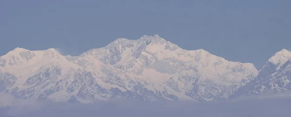 Selbstklebende Fototapete Kangchendzönga Welt dritthöchster Berg Kangchenjunga oder Kanchenjunga und schneebedeckter Himalaya von Lepcha Jagat in der Nähe von Darjeeling Hill Station, Westbengalen, Indien