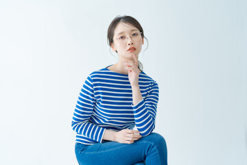 Obraz premium メガネをかけて真剣な表情の若い女性