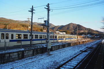 Obraz premium 朝日を浴びるローカル電車