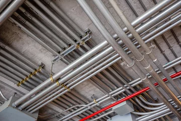 Elektrische Metallrohrinstallation im Gebäude © deaw59