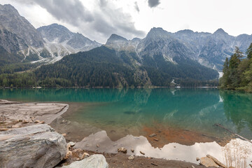 Naklejka na ściany i meble traumhafte Spiegelungen beim Umrunden des Antholzer Sees in Südtirol