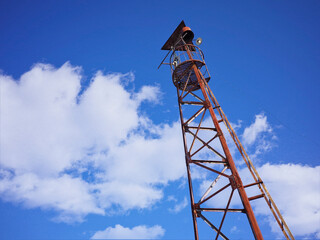 	古い火の見やぐらと青空