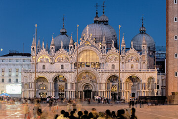 Fototapeta na wymiar Venezia.Facciata della Basilica di San Marco di notte nella piazza omonima