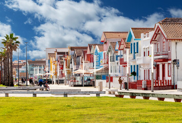 Rua da Praia da Costa nova do Prado em Ílhavo. Casas típicas às riscas coloridas.