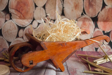 Carriola  in legno con paglia