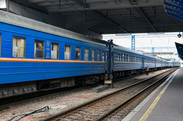 Fototapeta premium キエフ旅各駅に停車中のウクライナ鉄道の列車