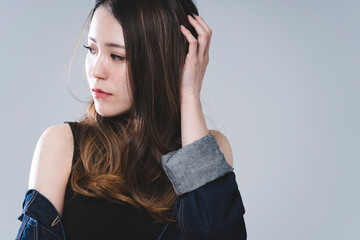 クールな女性ポートレート