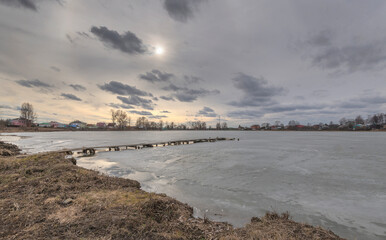 Замёрзший сельский пруд