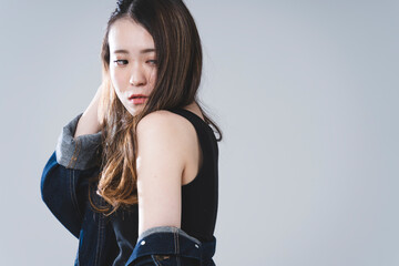 クールな女性ポートレート