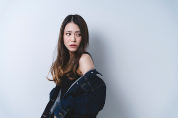 クールな女性ポートレート