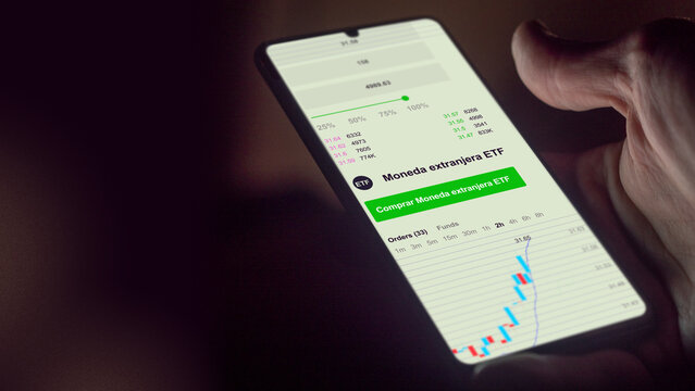 gr&aacute;fico de fondos negociados en bolsa mundial, Datos del mercado de valores en el tel&eacute;fono. An&aacute;lisis de negocios de una tendencia ETF moneda extranjera texto en espa&ntilde;ol	