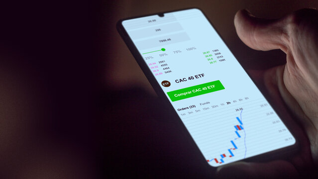 Etf francia cac 40, fondo de inversi&oacute;n negociado en bolsa francesa, valores en el tel&eacute;fono. An&aacute;lisis de negocios de una tendencia ETF CAC 40. Blue chips de Francia, de Europa, texto en espa&ntilde;ol