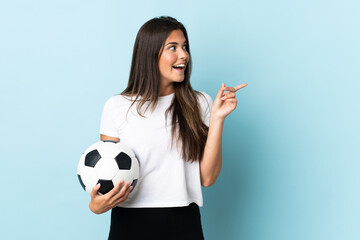Young football player brazilian girl isolated on blue background intending to realizes the solution while lifting a finger up