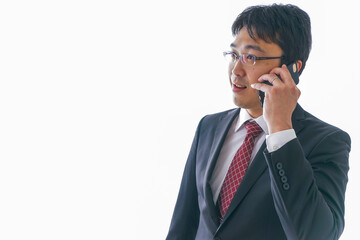 家でテレビを見る女性