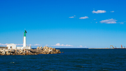 Plage de Port-La-Nouvelle, sous un magnifique ciel bleu, en saison estivale