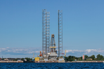 Obraz premium Ensco 101 floating drilling rig, drilling cranes,vessels and mining platforms in Kronstadt on Navy Day.Kronstadt Marine Plant.Russia,Kronstadt,31.07.2021
