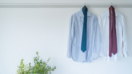 壁に吊るされたシャツとネクタイ