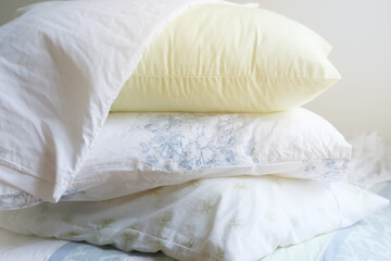 Obraz premium Pillows in bed room - Cleaning bedding set, pillowcase, and pillow for a refreshing bed