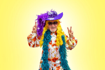 Comedian in women's retro hat