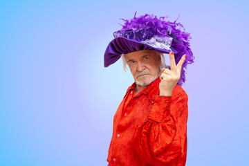 Comedian in women's retro hat