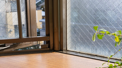 結露した窓を開けて換気する