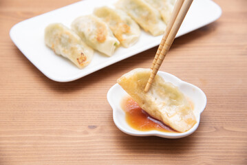 手作り餃子をたれに付ける
