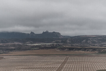castillo de sora al fondo con lluvia 