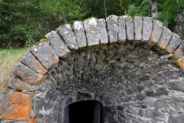 Ancienne cave à vin enterrée dans une colline avec son toit en arc prêt du village de saint Julien dans le puy de dôme