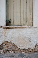schönes altes Fenster in Griechenland in einem kleinen Dorf auf Kreta, hellgrüne Holzladen