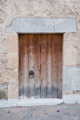 altes Holztor an einem schönen Steinhaus auf der griechischen Sonneninsel Kreta in einem kleinen Dorf