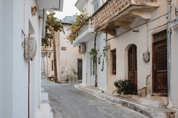 schöne kleine Gasse in einem griechischen Dorf auf der Insel Kreta 