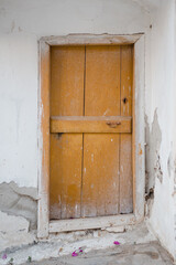 verschlossene alte gelbe Holztür auf Kreta Backdrop Hintergrund mit Struktur