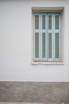 schönes altes hellblaues Holzfenster auf der griechischen Sonneninsel Kreta 