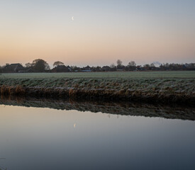 odbicie księżyca w wodzie