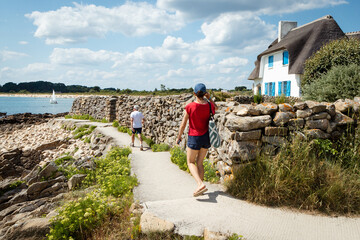 Sentier Côtier en Bretagne avec des randonneurs à La Trinité-sur-Mer dans le Morbihan