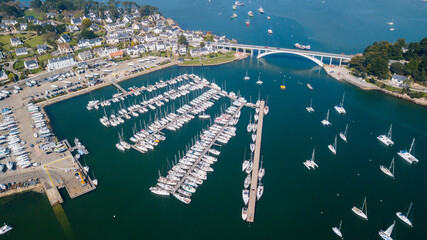 La Trinité-sur-Mer vue du ciel dans le Morbihan en Bretagne. 