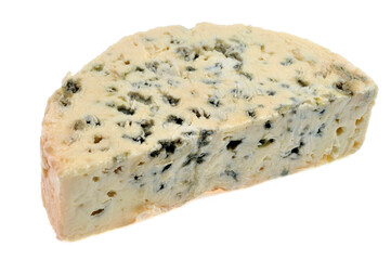 Morceau de Roquefort en gros plan sur fond blanc