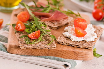 Crispy rye bread with sesame seeds, ham and cottage cheese.