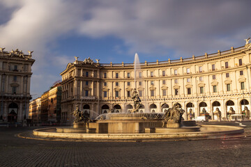 Fototapeta na wymiar Piazza Esedra O Piazza della repubblica, fountain of the Naiads. Beautiful square in Rome