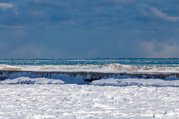 Fototapeta na wymiar Lake Michigan shoreline and floating ice floes on the lake
