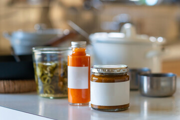 調味料が入ったガラスの瓶　キッチンのようす