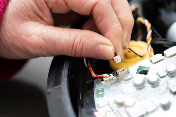 La mano conecta el conector en la placa base